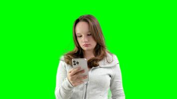 jovem senhora usando uma inteligente telefone e tocante tela video