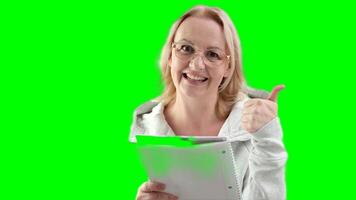 pulgar arriba mujer con lentes riendo rubia leyendo un blanco bloc en un ligero antecedentes sincero sonrisa escribir abajo ideas ven arriba con interesar publicidad propuestas escribir un libro video