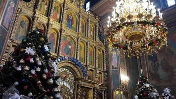 Iglesia Navidad ortodoxo Iglesia dentro Navidad víspera decoraciones Navidad árbol velas hermosa íconos nacimiento de Jesús Felicidades El sonar campanas celebracion video