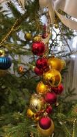 ortodoxo Iglesia decorado Navidad árbol con un blanco arco y dorado rojo manzanas, me gusta Adán manzana. en antiguo veces según a leyenda Navidad árbol y Navidad decoraciones croma llave girar video