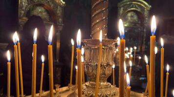 Kirche Weihnachten orthodox Kirche Innerhalb Weihnachten Vorabend Dekorationen Weihnachten Baum Kerzen schön Symbole Geburt von Jesus Herzliche Glückwünsche Klingeln Glocken Feier video