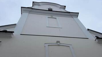 neutral ljus vit och gul byggnad kyrka katedral Nej fönster walled upp rena vitkalkade mot de himmel Plats för text tömma bakgrund byggnad strukturera skytte från botten till topp video