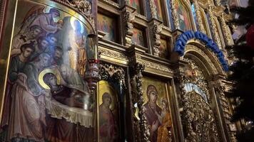 Iglesia Navidad ortodoxo Iglesia dentro Navidad víspera decoraciones Navidad árbol velas hermosa íconos nacimiento de Jesús Felicidades El sonar campanas celebracion video