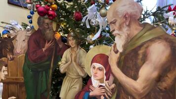 Les figures à une décoré Noël arbre naissance de peu Jésus Nativité scène Nativité scène firura biblique Nativité de Jésus avec comète étoile scène avec le saint famille dans neigeux nuit et étoilé ciel video