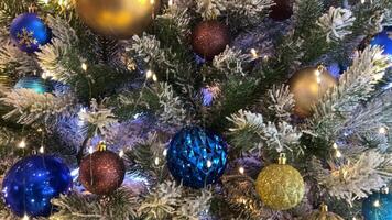 Natal árvore com enfeites em com tremeluzente e cor mudando luzes dentro diferente cores dentro parte dentro feriado estação video