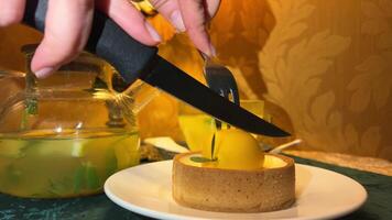 Vitamina citrino chá e limão bolo azedo bolo de queijo com limão delicioso Comida frescor tratamento para resfriados construir sobremesas e bebidas quente frio estação hortelã folhas dentro uma Sombrio cafeteria restaurante video