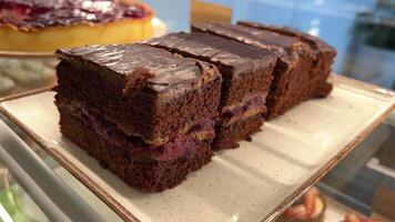 brownie taart Aan een houten bord. chocola nagerecht. video
