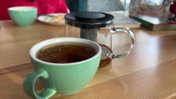 verter herbario té dentro un taza de verde té con azul acianos cárpato caliente bebida durante el frío estación, tradicional gente tratamiento para gripe y resfriados video