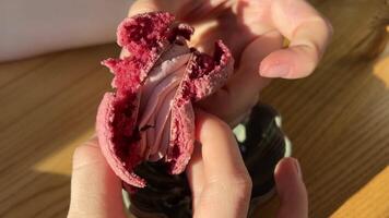 weiblich Hände brechen Mandel Kekse mit Hände brechen Rosa Macaron Kuchen mit Füllung im Fachmann Küche video