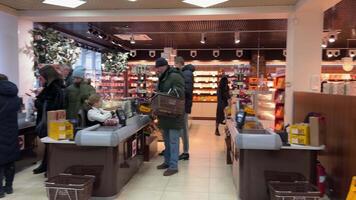 Winniza Ukraine 18.01.2024 rosig Süßigkeiten speichern. Dekoration Verkauf Kasse registrieren Süßigkeiten Logo. Menschen suchen beim Lämmer auf Anzeige. Kinder Freude Süßigkeiten Abend kyiv Süss Leben video
