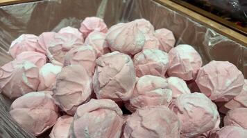 veelkleurig marshmallows Aan op te slaan schappen roze groen kleurstof in snoepgoed tussendoortje gemaakt van gebakken appels gemaakt van pectine natuurlijk toetje marshmallows in chocola video