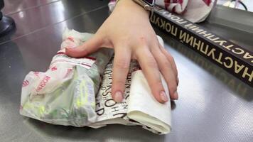Winniza Ukraine 18.01.2024 rosig Süßigkeiten speichern. Dekoration Verkauf Kasse registrieren Süßigkeiten Logo. Menschen suchen beim Lämmer auf Anzeige. Kinder Freude Süßigkeiten Abend kyiv Süss Leben video
