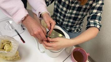 el proceso de haciendo un masaje vela utilizando ingredientes aceites y cera medida pesar remover añadir de cerca de De las mujeres manos. comida termómetro medida cera temperatura De las mujeres fiesta mujer brujas brujería video