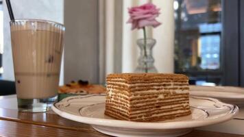 Honig Kuchen schließen oben von Frau Hände stellen einer Stück von Kuchen auf ein Platte. Ideen und Rezepte zum Nachtisch. video