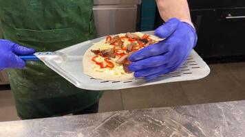 tradizionale italiano Pizza è al forno nel un' pietra legno che brucia forno nel un' moderno pizzeria. Pizza concetto. video