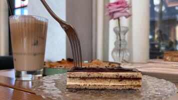 Chocolat gâteau, Koldun. macro et faire glisser tournage. une rétro plaque est utilisé, halation effet video