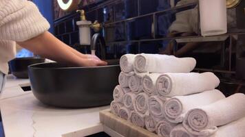 persoon gebruik makend van handdoek voor afvegen handen droog na het wassen in badkamer Bij huis. hygiëne en hand- zorg. houden uw handen schoon gedurende een covid-19 coronavirus pandemisch video