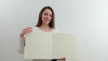 segurando quadro, Armação para uma foto ou poster álbum mulher em branco folhas video