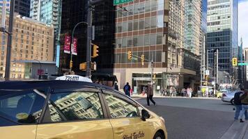 Vancouver stad centrum taxi verkeer lichten auto's fietsers trolleybussen wolkenkrabbers mensen Gaan naar werk vogelstand vlieg mensen met koffers leven in een groot stad downtown video