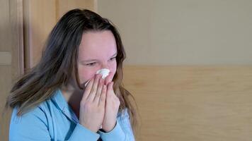 malade Jeune femme séance à Accueil avec une qui coule nez. video