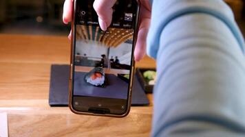 adolescentes Garoto adolescente menina adolescente comer Sushi dentro sushiya restaurante delicioso ásia Comida primeiro encontro comunicação crianças jovem pessoas espaço para texto restaurante cafeteria pauzinhos amizade colegas de classe video