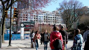 vancouver, före Kristus, kanada 2023 människor gående och korsning de gata på stadens centrum vancouver med 4k upplösning. video