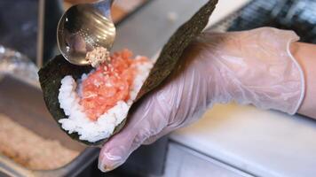 chef tranches Saumon faire une Japonais menu. video