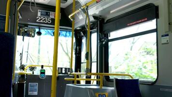 Vancouver v.Chr., Canada kraan machine binnen de translinken bus is uit van bestellen omdat bussen zijn vrij voorkant stoelen voor mensen met handicaps vouwen stoelen leeg bus Nee mensen video