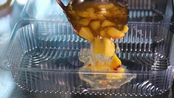 verser nombreuses couches de fruit gelée dans une Plastique récipient les pêches myrtilles fromage blanc dessert en utilisant Gélatine pour en bonne santé les articulations dans Accueil cuisine nourriture video