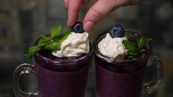 Obst Gelee Dessert oder Panna Cotta mit frisch Erdbeeren und Blaubeeren, auf Weiß Hintergrund video