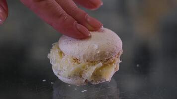 dedos pressione em baunilha coco delicioso Macarrão fêmea dedos pausa sobremesa perfurar uma orifício dentro a delicado estrutura do amêndoa massa video