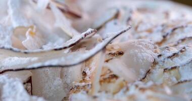 ausgepeitscht gebacken Ei Weiße köstlich Baiser mit Pfannkuchen und Kokosnuss Flocken Restaurant Portion Frühstück im ein Cafe Mittagessen im Europa Amerika Kanada fein Geschirr von Frankreich video