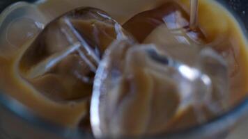 hielo latté con Sin lactosa Leche avena o plátano almendra Coco Leche en un delicioso dulce bebida de cerca macro fotografía remover añadir hielo varios s video