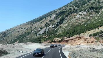 la carretera a Albania montañas llanuras la carretera paso mediante el montaña hoteles carros video