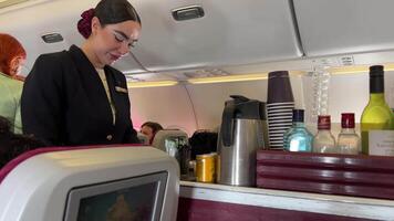 qatar. doha luchthaven 10.04.2024 stewardess voedsel drankjes doha hamad qatar luchtwegen qatar. video