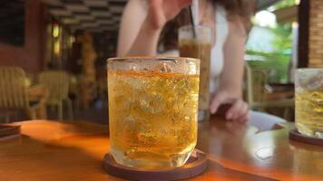 Vietnamesisch Tradition von Portion ein Tasse von Grün Tee Vor Trinken Reis Wasser und Kaffee video