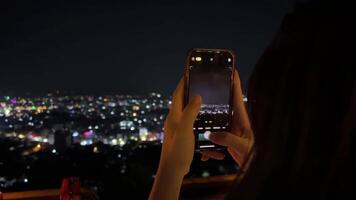 giovane, contento donna assunzione foto con cellulare su terrazza video