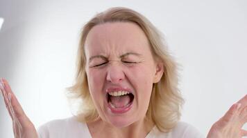 kvinna frustrerad överraskad överraskad arg ledsen börjar till gråta sorg missnöje dålig service arg kund upprörd patient rynkig panna rynka pannan ögonbryn förtvivlan vit bakgrund Plats för text video
