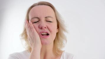 unerträglich Zahnschmerzen Frau geschlossen ihr Augen stellen ihr Hand zu ihr links Wange Platz zum Text gehen zu das Arzt tun nicht verzögern Dental Behandlung richtig Ernährung Sie brauchen zu schützen Ihre Zähne video