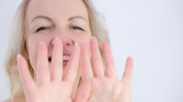 creare sua proprio la realtà un' donna prende piacere visualizza onde sua mani nel un' circolare movimento con sua palme un' piacevole facciale espressione un' dolce Sorridi strabico verde occhi speranza in attesa per un' sognare video