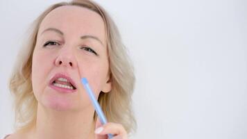 Nachdenken Kauen auf das Kante von ein Stift Kratzen ihr Kopf mit ein Bleistift suchen oben Frau meditieren besorgniserregend Kommen oben mit ein Neu Idee Herstellung Pläne Herstellung ein aufführen video