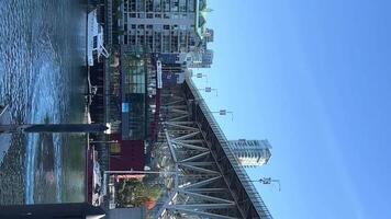 Vancouver granville eiland brug, kruispunt de brug Aan een boot jacht. video