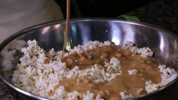 Cocinando palomitas de maiz estallar en calentado freír cacerola. lento movimiento. haciendo palomitas de maiz fritura eso en un estufa a hogar. explotando palomitas de maiz granos terminado caliente petróleo video