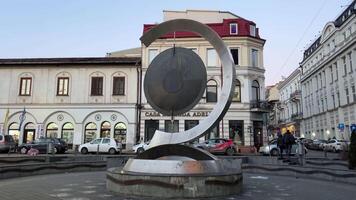 Rumänien Bukarest 02.01.2024 Winter gehen um das Stadt Sehenswürdigkeiten im das Center. administrative Gebäude schön die Architektur. einstellen von s zum das Clip Geschichte von ein groß europäisch Stadt. video