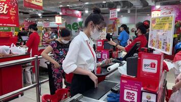 Vietnã ho chi minh cidade 26.03.2024 em exibição dentro containers carne Macarrão arroz velozes rua Comida dentro a Shopping Comprar Comida dentro ho chi minh cidade dentro Vietnã rapidamente comer seleção ampla loja video