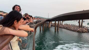 Vietnam phu quoc Insel 29.02.2024 Jet Ski Show Liebe Hurrikan küssen Brücke Sonnenuntergang Stadt, Dorf Liebe Reise Romantik Sonnenuntergang phu quoc Ehe Brücke die meisten angenehm Platz zu registrieren ein Ehe auf das Insel video