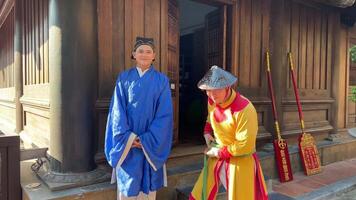 Vietnam phu quoc Insel großartig Welt 03.12.2024 Japanstadt traditionell Hüte Japanstadt Bogen Menschen gekleidet im traditionell japanisch Kleider vertreten ihr Nation wie schön video