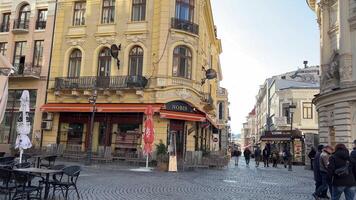 rumänien bukarest 2024-01-02 vinter- promenad runt om de stad attraktioner i de Centrum. administrativ byggnader skön arkitektur. uppsättning av s för de klämma historia av en stor europeisk stad. video