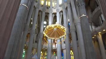 dentro sagrada familia Chiesa nel Barcellona Spagna video