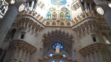 inuti sagrada familia kyrka i barcelona Spanien video